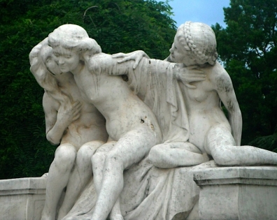 les trois grâces et les dits d'un don (part 1),le don,le cadeau,grâce,offrir,lien,amour,amitié,identité,bidentique,signe,les trois grâces,gratuité,jean de la fontaine,roland barthes,statues,sculpture,humanité,balade,parc de la tête d'or,lyon,initiales cadelées,mythologie,étymologie